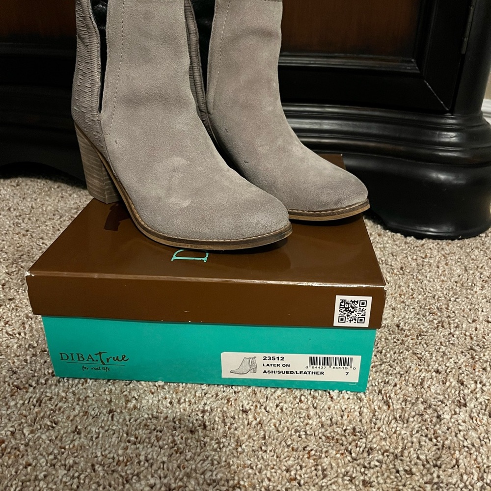 Diba True Women's Gray Suede Ankle Booties size 7, Gorgeous!
